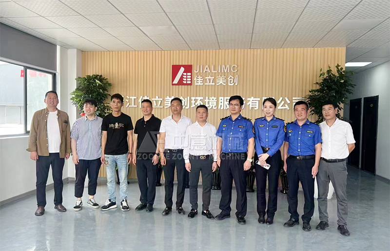 鄭州中意董事長劉永強與客戶及城市管理局領(lǐng)導(dǎo)合影留念